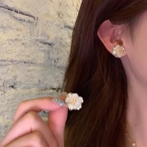 Fashionable Luxury Small Flower Pearl Stud Earrings 925 Silver Needle Simple High-End Sensation Niche Design Ear Jewelry New Model