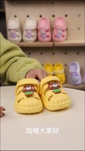 Dép Cho Bé Nhựa EVA Sticker 3D Thỏ Gấu Bốn Màu Dép Sục Cross Bé Trai Bé Gái Mõm Sò Đế Chống Trơn