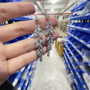 Huitan Hình Lá Dài Treo Bông Tai Nữ Bling Bling Cubic Zirconia Tiệc Cưới Trang Sức Hợp Thời Trang Hình Học Thả Bông Tai