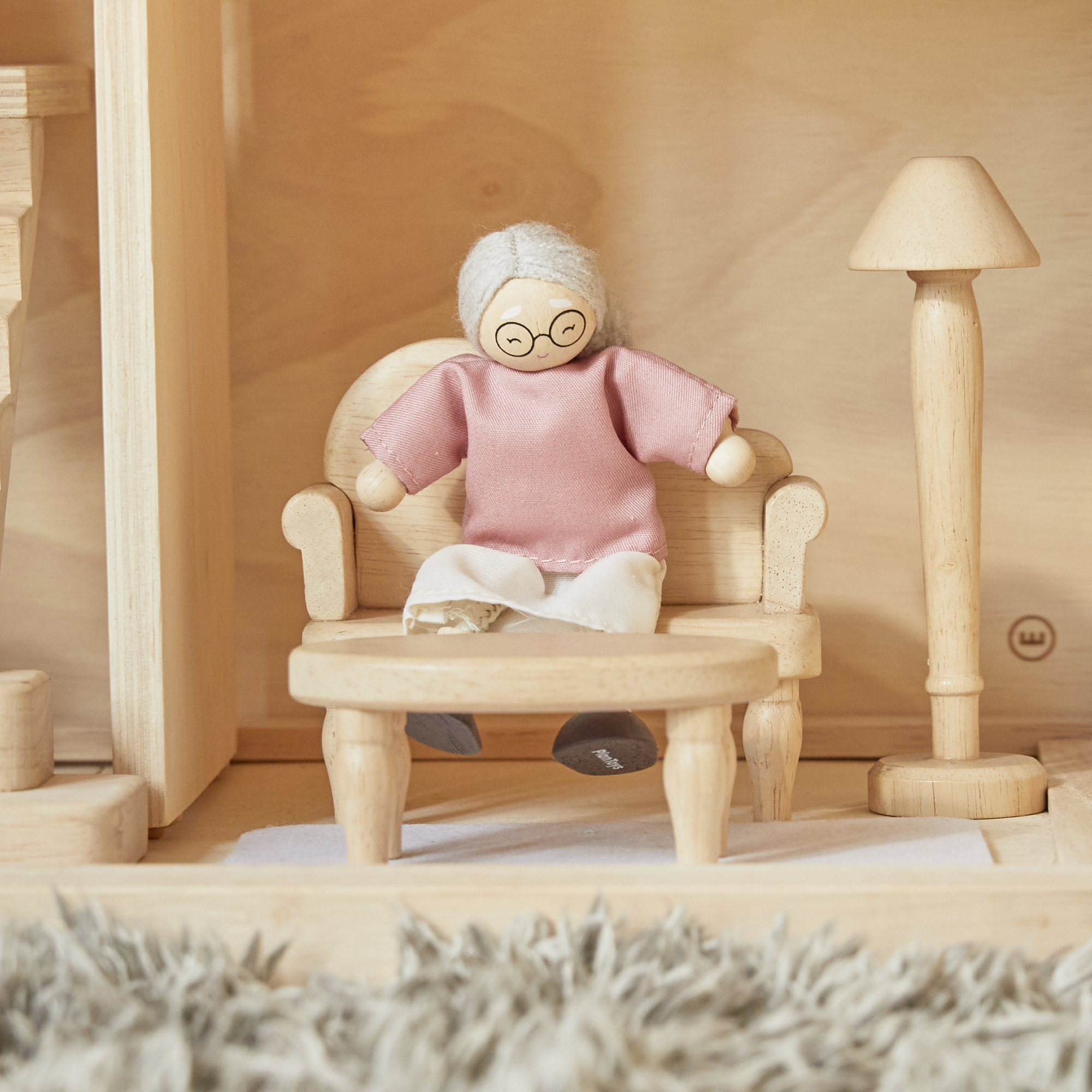 ของเล่นไม้  Grandmother Dollhouse Figure - Fair Skin Tone ตุ๊กตาคุณย่าคุณยาย-ผิวขาว เสริมพัฒนาการ สำหรับเด็กอายุ 3 ปี ขึ้นไป
