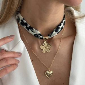 Salircon 2 Pcs/Set Retro Leopard Flannel Rope Chain Flower Heart Metal Pendant Necklace Women 2026 Elegant Sweater Chain Jewelry