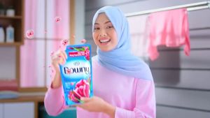Pelembut & Pewangi Pakaian Konsentrat Downy Floral Pink 950 ml