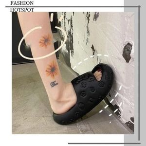 SQshop รองเท้าแตะแฟชั่น พิมม์ลายนูนเต็มคู่ สีพื้นมีให้เลือก ถึง 4 สี จุกๆไปเลยจ้าา