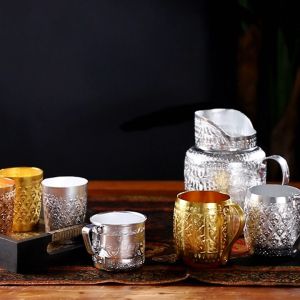 เอเชียตะวันออกเฉียงใต้เครื่องดื่มเย็นบนพิเศษโต๊ะอาหารไทยฟองรูด้าถ้วยน้ำดื่มเบียร์ถ้วยน้ำผลไม้ กาต้มน้ำเย็น แก้วน้ำ ถ้วยพร้อมที่จับ