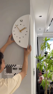 Đồng hồ treo tường hai mặt kết hợp với đèn trang trí mang phong cách Bắc Âu nhẹ nhàng nhưng sang trọng