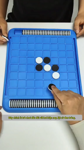 Bộ đồ chơi cờ lật Reversi giúp rèn luyện tư duy