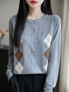 เสื้อคาร์ดิแกนถักผ้าขนสัตว์คุณภาพสูงสำหรับผู้หญิง คอตั้ง สไตล์เรียบง่าย เสื้อคลุมทรงสี่เหลี่ยมขนมเปียกปูนสำหรับผู้หญิงวัย 25-29 ปี