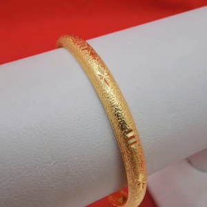 กำไลทองจิกตัดลาย แบบคลิปล็อค เส้นผ่านศูนย์กลาง 5.3 ซม. ชุบทอง กำไลข้อมือ ดีไซน์น่ารัก แฟชั่น ดูดี