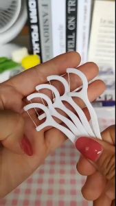 ทันตแพทย์แนะนำ ไหมขัดฟันและเขี่ยเศษอาหารตามซอกฟัน ชนิดด้ามพลาสติก 50ชิ้น/กล่อง (อุปกรณ์ทำความสะอาดช่องปาก)