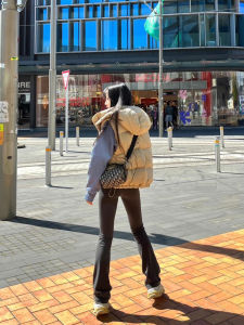 กางเกงโยคะขาบานเอวสูง ผ้า Lycra ระบายอากาศได้ดี แห้งเร็ว ยืดหยุ่นสูง กางเกงขาสั้นออกกำลังกายสำหรับผู้หญิง 30 นิ้ว แฟชั่นสตรีท