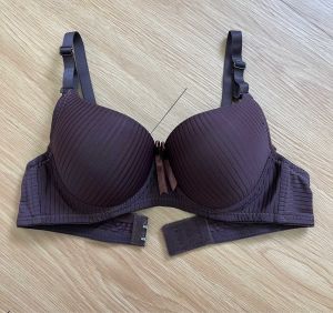 ชุดชั้นในสองตะขอมีโครงเหล็กสายปรับถอดได้ฟองน้ำกลางไม่หนา ทรงเล็กครัพเอ