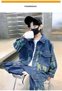 ชุดเดนิมเด็กผู้ชายปี 2025 เสื้อแจ็คเก็ตพิมพ์ลายตัวอักษรทันสมัย กางเกงคาร์โก้ ชุดสตรีทแวร์ลำลองหลวมๆ เสื้อผ้าเด็กสองชิ้น