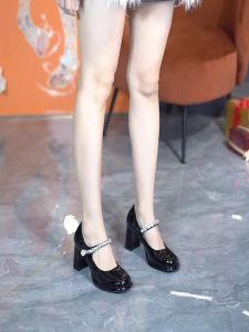 รองเท้าส้นสูง Mary Janes สไตล์ใหม่ปี 2025 สำหรับผู้หญิง รองเท้าส้นหนาแบบสวมหัวกลมประดับคริสตัล รองเท้าแฟชั่นแบบลำลอง
