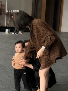 เสื้อเชิ้ตลาย Leo สีน้ำตาล ทรงหลวม แขนยาว คอกลม เสื้อแจ็คเก็ตทรงยาวปานกลางสำหรับผู้หญิง ฤดูใบไม้ผลิ 2025