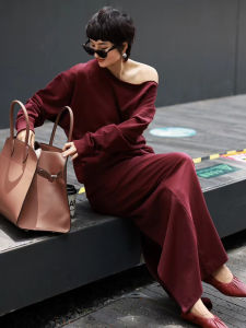 ชุดเสื้อสเวตเตอร์คอเฉียงสีแดงสำหรับผู้หญิง ฤดูใบไม้ร่วง 2024 แฟชั่นสุดเก๋ กระชับสัดส่วน แขนยาว ชุดกีฬา กระโปรงครึ่งตัว