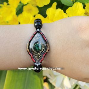 กำไลหินมงคล พร้อมหัวนาคเกี้ยวพลอยเขียว เลี่ยมกันน้ำแกะลายเลเซอร์เคลือบเรซิ่น ผ่านพิธีปลูกเสกและสายเอ็นยืดได้ 19.99 บาท