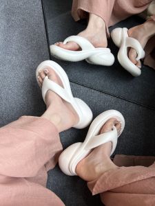 รองเท้าแตะส้นหนาสำหรับผู้หญิงในช่วงฤดูร้อน รองเท้าแตะชายหาดกันลื่น กันกลิ่น EVA ส้นสูง รองเท้าแตะแบบสวมสบายสำหรับใส่ไปชายหาด