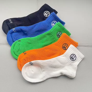 CEEKEY ถุงเท้าผู้ชายสี่ฤดูกีฬาเย็บปักถักร้อยรอยยิ้มใบหน้าถุงเท้าผ้าฝ้ายหวีเหงื่อดูดถุงเท้าผู้ชายเรือ ถุงเท้าผ้าฝ้ายตัวอักษร