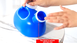 Portable 2000ml urinal bottle with a 1.6-meter tube and a female adapter leak-proof design suitable for both men and women