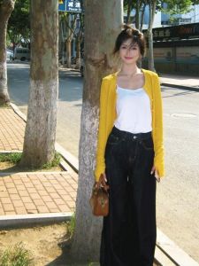 เสื้อแจ็คเก็ตถักสีเหลืองสำหรับผู้หญิง ทรงสลิมฟิต เสื้อคลุมกันหนาวบาง ฤดูใบไม้ร่วง 2025 ใหม่ สายเดี่ยว แฟชั่นเกาหลี เสื้อคลุมกันหนาว