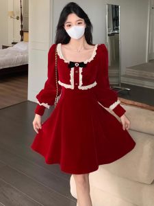 ชุดเดรสยาวผ้ากำมะหยี่สีแดงสไตล์ฝรั่งเศส แขนยาว ทรงเอ เอวสูง ทรงเข้ารูป ชุดเดรสยาวคลุมเข่า ฤดูใบไม้ร่วง 2025