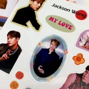 ติ๊กเกอร์น่ารักๆ พี่จองคัลแลน แบบกันน้ำ ไดคัทพร้อมใช้งาน ขนาด 10*13 ซม. สีสดใส ติดแน่นติดทน สีสดใส ติดสิ่งของต่างๆได้