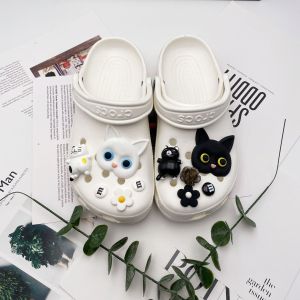 Crocs jibbitz quyến rũ Giày DIY ccessories 3D đen trắng mèo đặt giày chuỗi khóa giày có thể tháo rời cho CROCS