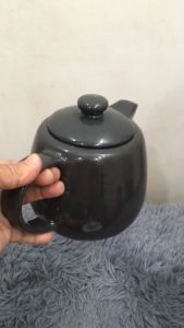 Bình trà lớn 11 lít IKEA - Hàng Việt Nam chất lượng cao thiết kế tối giản màu đen bóng phù hợp sử dụng trong nhà bếp hoặc bàn ăn.