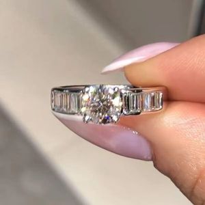 Huitan Classic AA Cubic Zirconia Women Rings Luxury Silver Color Engagement Wedding Accessories Eternity Female Jewelry Bulk
