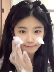 Pembersih Wajah Wanita Glowing untuk Jerawat Reguler: Skin Energizing & Brightening