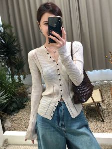 เสื้อยืดคอกลมแขนยาวทรงสลิมฟิตสำหรับผู้หญิง 2025 ฤดูใบไม้ร่วง ผ้าโพลีเอสเตอร์ ปกติ แขนยาว คอกลม แฟชั่นสตรีท ลำลอง