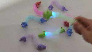 DOUBLE GREAT MAINAN FINGER POP LED KARAKTER LIGHT POP ICON SURABAYA IKAN SURA & BUAYA