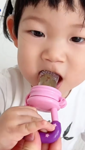 จุกนมซิลิโคนดูดผักผลไม้ ที่ป้อนผลไม้เด็ก ของเล่นฝึกกินอาหารสำหรับทารก ปลอดภัย ไม่มี BPA ด้ามจับรูปตัว U จับถนัดมือ ทนความร้อน