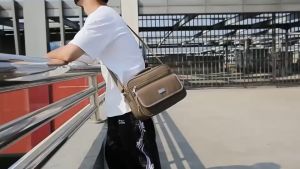 (w102) กระเป๋าสะพายข้างผู้ชาย ผ้าแคนวาสแข็งอยู่ทรง ใบใหญ่มี6หลายช่อง yukihouse