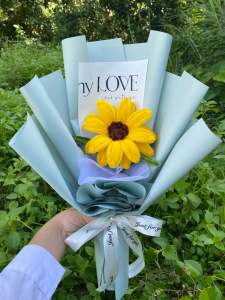 ดอกทานตะวันกำมะหยี่ ช่อดอกไม้ ช่อดอกทานตะวันดอกใหญ่จัดช่อ เลือกสีช่อได้ มีขาว ครีม ชมพูโอรส แดง ดำน้ำเงิน เขียว ฟ้า ของขวัญให้แฟนออกแบบเองไม่ซ้ำใคร ช่อดอกไม้วันปัจฉิม ดอกไม้วาเลนไทน์