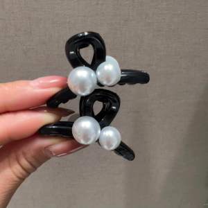 Set 2 chiếc kẹp tóc mái nơ nhỏ 2 bên kẹp tóc đính phụ kiện nhỏ xinh cho nữ Chất liệu: kẹp nhựa đính phụ kiện Màu sắc: kẹp đen + phụ kiện trắng Quy cách đóng gói: set gồm 2 chiếc Tình trạng: hàng có sẵn Kẹp tóc nơ nhỏ xinh dùng để kẹp mái 2 bên hoặc 1 bên