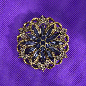 Retro Glass Rhinestone Sunflower Brooch Pin for Women High End Suit Coat Pins Floral Decorations Alloy Plated Silver Gold