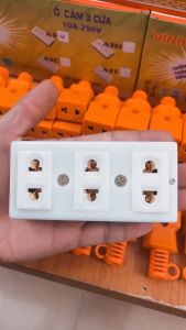 Ổ cắm nổi 3 lổ VINAKA 250v-10a khoen đàn hồi co giản đế được làm bằng hạt pvc chống cháy được nhiều người sử dụng rộng rãi