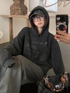 เสื้อสเวตเตอร์มีฮู้ดพิมพ์ลายตัวอักษรสไตล์ย้อนยุคแบบอเมริกันสำหรับผู้หญิง ฤดูใบไม้ร่วง/ฤดูหนาว เสื้อคลุมกันหนาวแบบหลวมๆ ดีไซน์เก๋ไก๋