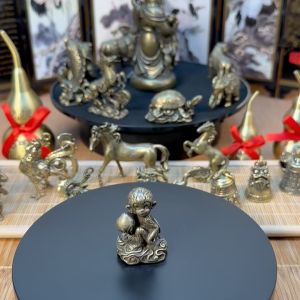 Tượng Nhỏ Bằng Đồng Hình Khỉ Ôm Đào Tiên (Kích Thước: 2.7 x 4.0cm)