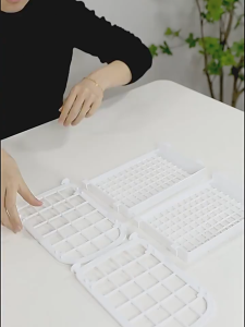 ชั้นวางของสองชั้นบนเดสก์ท็อปแบบเรียบง่าย ชั้นวางของพลาสติกสามารถใช้ได้ในหลายสถานที่ เก็บของจุกจิก ชั้นเก็บของเล็กๆ