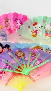 [ CLIP THẬT] Đồ chơi trẻ em quạt nhựa cầm tay xếp nan gấp gọn họa tiết công chúa búp bê elsa kitty bạch tuyết mickey