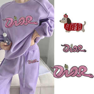 ปีพิมายงู 2025 ที่คาดเข็มขัดลายงูปักลายการ์ตูนขนาดเล็ก หมาป่า ผ้าปะติด กระเป๋า หมวก ผ้าห่ม ตกแต่ง