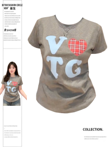 เสื้อยืดแขนสั้นสีเทาสไตล์ย้อนยุคสไตล์อเมริกันสำหรับผู้หญิงไซส์ใหญ่ ฤดูร้อน 2025 ลายพิมพ์ตัวอักษร ไม่ซ้ำใคร เสื้อตัวบน