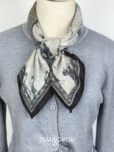 Khăn Choàng Lụa Thời Trang Màu Xám Nhạt 70*70 Viền Đen Thời Trang Đầu Thu Khăn Choàng Cổ Mới Cảm Giác Cao Cấp