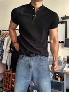 เสื้อโปโลแขนสั้นสีดำสไตล์อเมริกันสำหรับผู้ชาย ทรงหลวม คอปกสูง ทรงเข้ารูป ทรงเข้ารูป แฟชั่นลำลอง สัมผัสระดับไฮเอนด์