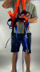 VSSUU เข็มขัดนิรภัยแบบเต็มตัว เข็มขัดเซฟตี้ เซฟตี้เบลท์ เซตตี้ตะขอคู่ เต็มตัวตะขอใหญ่ เข็มขัดกันตก เข็มขัดกันตก โลหะผสมเหล็ก แรงดึงสูง เชือกกู้ภัยแบบปรับได้สำหรับงานกู้ภัย รับน้ำหนักได้มากถึง 270kg full body harness