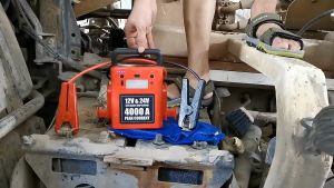 12V & 24V Strong Jump starter 4000A Peak Car & Big Vehicle jumper / Truck / Lorry Emergency Battery jumpstart booster with LED Light / Powerbank