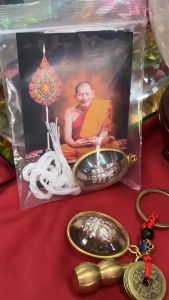 เบี้ยแก้ เลี่ยมกรอบกันน้ำ หลังตะกรุด แก้ (จน) หลวงปู่ศิลาสิริจันโท ✨ ✨ ธรรมอุทยาน รุ่นต้นกำเนิด