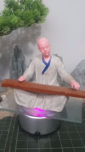 Tượng tu sĩ đánh đàn tăng nhân đánh đàn nhà sư đánh đàn trang trí bàn trà tiểu cảnh non bộ bể cá bon sai ghép lũa..
